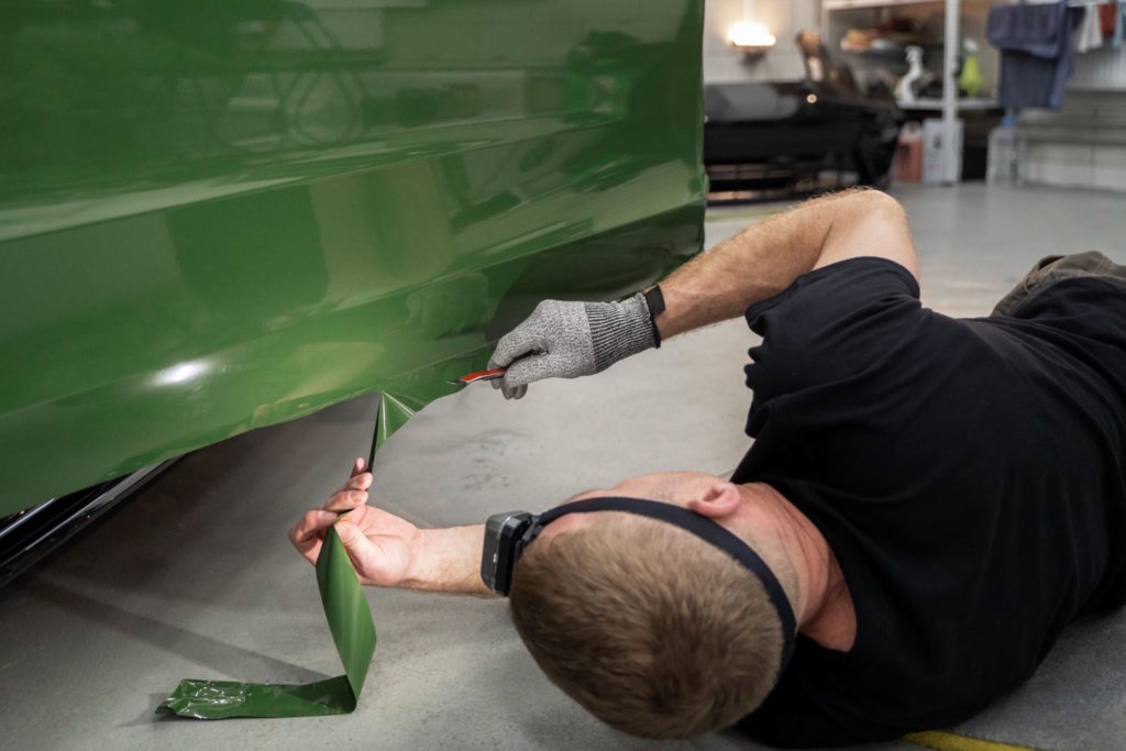 Foliowanie samochodów to popularna metoda ochrony lakieru przed uszkodzeniami