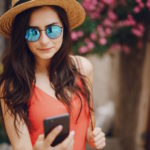 Kolorowe lato z Polaroid – okulary przeciwsłoneczne dla kobiet, które kochają styl i ochronę oczu!