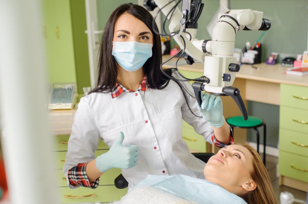 Zastosowanie mikroskopu w stomatologii przynosi wiele korzyści zarówno dla pacjentów, jak i dla lekarzy