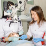 Zastosowanie mikroskopu w stomatologii – innowacyjne techniki leczenia zębów