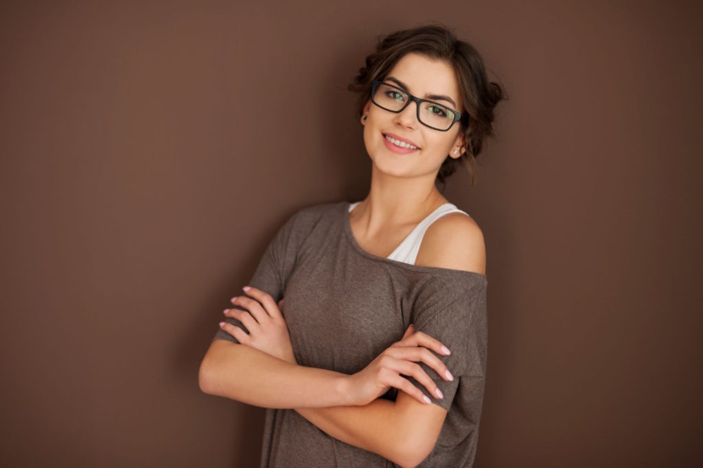 Okulary korekcyjne to nie tylko narzędzie poprawiające wzrok, ale także modny dodatek do naszego codziennego stylu.