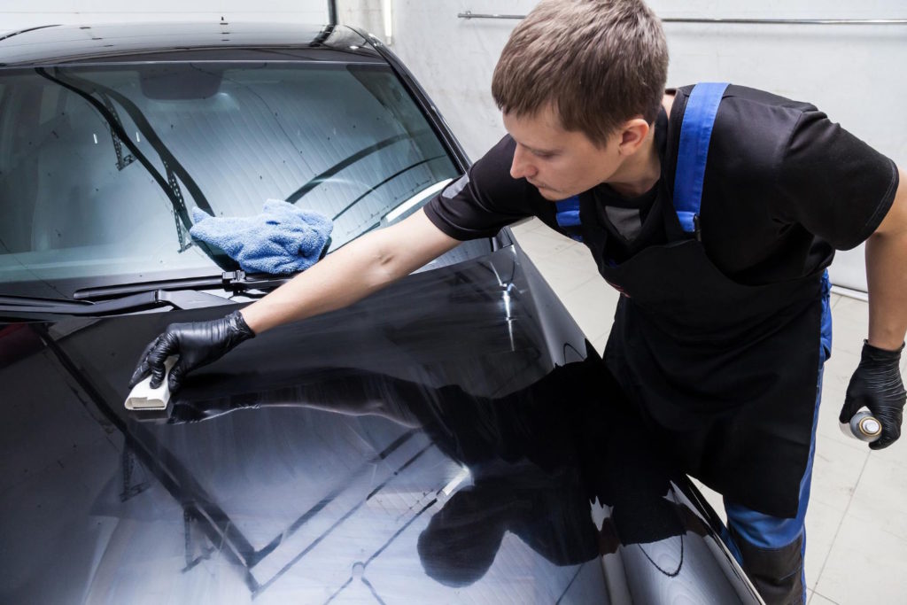 Zastosowanie powłoki ceramicznej na lakierze samochodu to innowacyjna ochrona, która zapewnia doskonałą trwałość i odporność na uszkodzenia