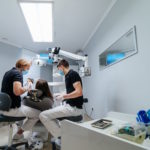 Rewolucyjne metody leczenia zębów: mikroskopowa precyzja i skuteczność w sercu Poznania